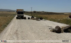 Yolları yapılmayan mahalle sakinleri eski Siverek yolunu trafiğe kapattı